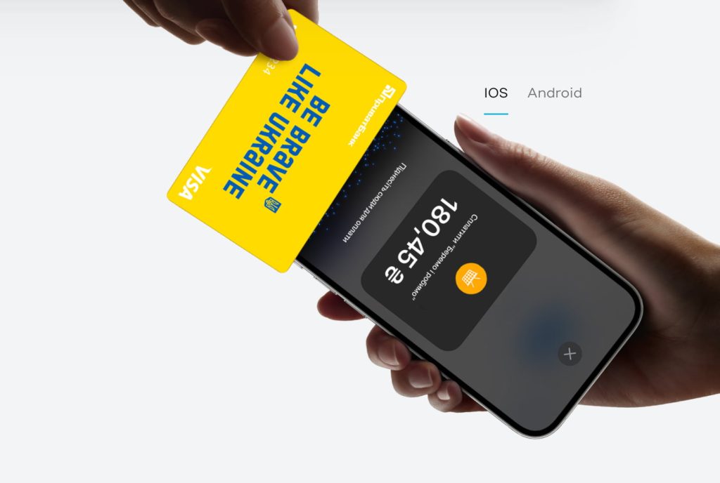 Приватбанк поділився першою аналітикою використання нової технології Tap to Pay на iPhone в Україні.
Згідно з офіційним пресрелізом, за перші два тижні з моменту запуску технології Tap to Pay на iPhone в Україні, додаток “Термінал” ПриватБанку завантажили понад 16 тисяч клієнтів.
Як повідомив член правління ПриватБанку з питань МСБ Євген Заіграєв, лише за перші дні запуску нової послуги українські підприємці вже приймають платежі від клієнтів за допомогою iPhone та додатку “Термінал” ПриватБанку на суму понад 1 млн грн щодня.
Кількість активних користувачів сервісу на сьогодні досягла 1500, а кількість оплат картками та електронними гаманцями через iPhone складає більше ніж 1 700 на день на суму 1 млн грн.
За словами Євгена Заіграєва, за основними показниками ефективності запуск технології еквайрингових платежів на iPhone в декілька разів вище, ніж очікували у банку.
Нагадаємо, 31 жовтня 2023 ПриватБанк та Apple за підтримки Visa запустили в Україні технологію безконтактного прийому платежів Tap to Pay на iPhone.
Що таке Tap to Pay на iPhone
Платіжні програми тепер можуть приймати безконтактні платежі з безконтактних кредитних або дебетових карток, Apple Pay, Apple Watch і смартфонів з іншими цифровими гаманцями — прямо на iPhone і без будь-яких додаткових терміналів чи апаратного забезпечення.
Згідно з офіційною інформації Apple, за допомогою функції Tap to Pay on iPhone можна використовувати iPhone для отримання безконтактних платежів з мобільного пристрою або безконтактної картки клієнта через програму, яка підтримує цю функцію.
Щоб увімкнути функцію Tap to Pay on iPhone, увійдіть з Apple ID, який Ви використовуєте як продавець.