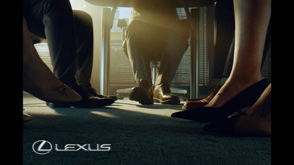 Lexus не радить довго чекати, щоб покататися, у своїй новій відеорекламі “Ноги”